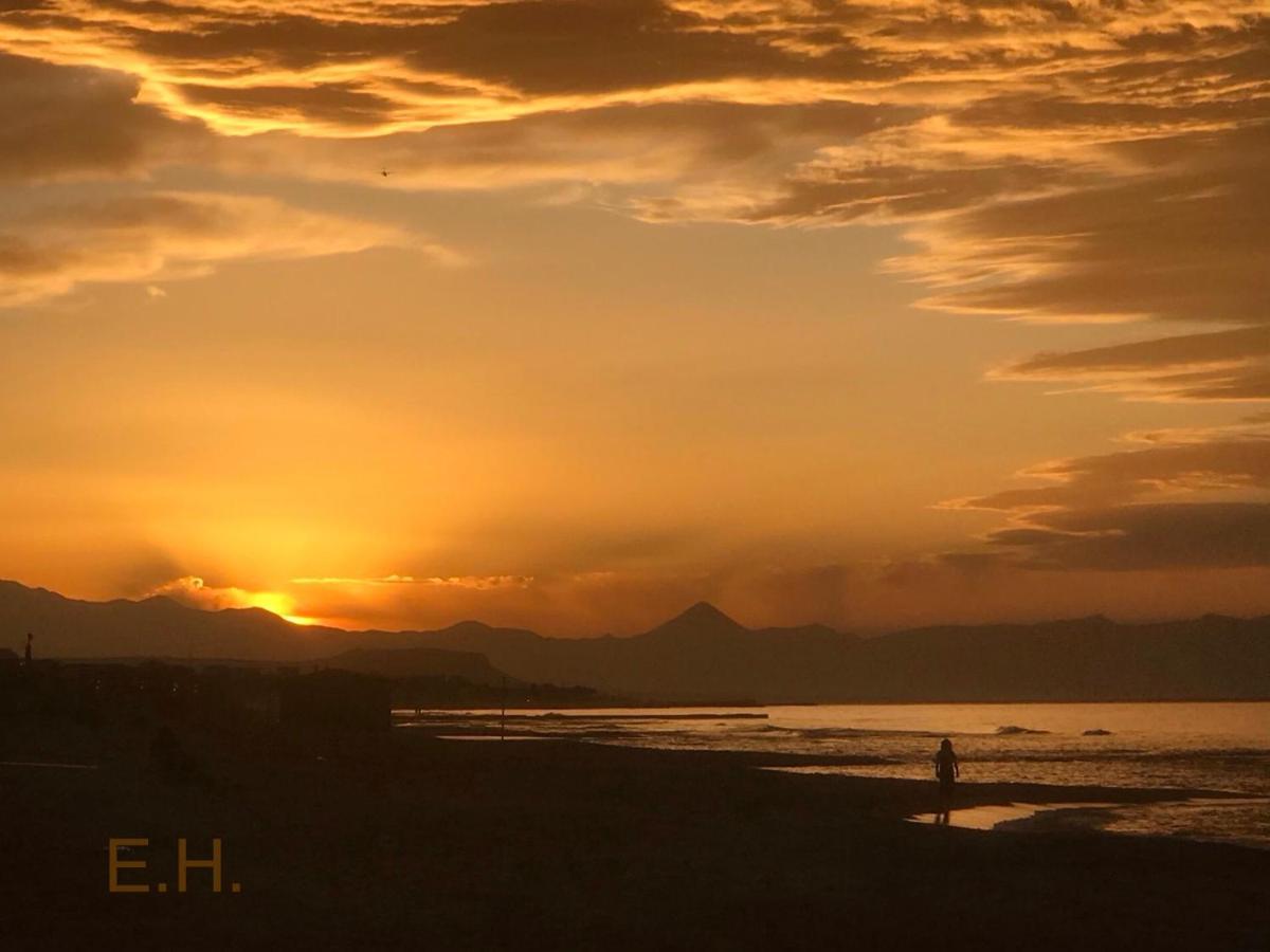 Mikes On The Beach ヘルソニソス エクステリア 写真