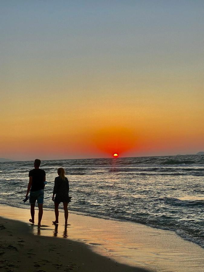 Mikes On The Beach ヘルソニソス エクステリア 写真